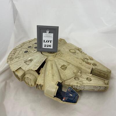 -226- VINTAGE | Star Wars 1981 Millennium Falcon Ship
