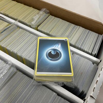 -232- POKÃ‰MON | Large Bulk Box of PokÃ©mon Cards