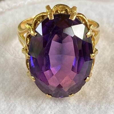 Amethyst and 18 kt gold ring