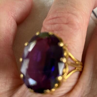 Amethyst and 18 kt gold ring