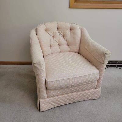 MID-CENTURY DREXEL BARREL STYLE CUSHION CHAIR