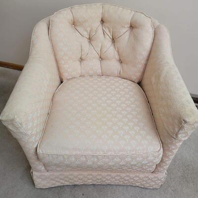 MID-CENTURY DREXEL BARREL STYLE CUSHION CHAIR