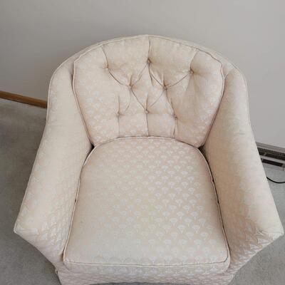 MID-CENTURY DREXEL BARREL STYLE CUSHION CHAIR