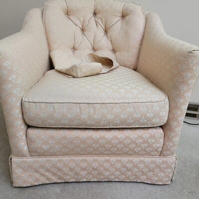 MID-CENTURY DREXEL BARREL STYLE CUSHION CHAIR