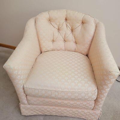 MID-CENTURY DREXEL BARREL STYLE CUSHION CHAIR