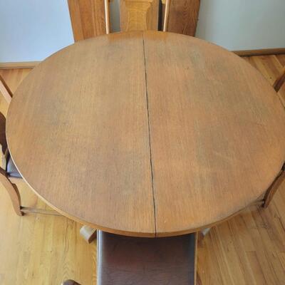 ANTIQUE ABERNATHY FURNITURE COMPANY TIGER OAK TABLE W/ 3 LEAVES & 4 CHAIRS