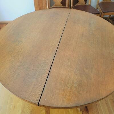 ANTIQUE ABERNATHY FURNITURE COMPANY TIGER OAK TABLE W/ 3 LEAVES & 4 CHAIRS