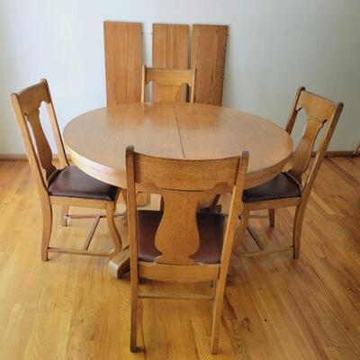ANTIQUE ABERNATHY FURNITURE COMPANY TIGER OAK TABLE W/ 3 LEAVES & 4 CHAIRS