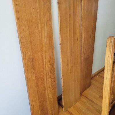 ANTIQUE ABERNATHY FURNITURE COMPANY TIGER OAK TABLE W/ 3 LEAVES & 4 CHAIRS