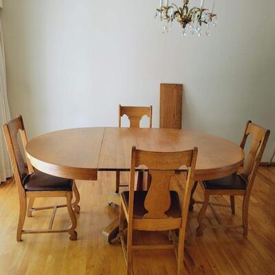 ANTIQUE ABERNATHY FURNITURE COMPANY TIGER OAK TABLE W/ 3 LEAVES & 4 CHAIRS