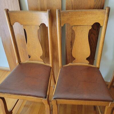 ANTIQUE ABERNATHY FURNITURE COMPANY TIGER OAK TABLE W/ 3 LEAVES & 4 CHAIRS