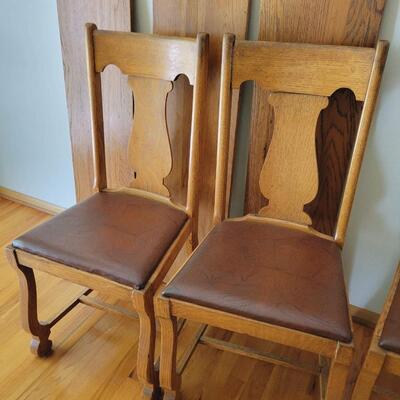 ANTIQUE ABERNATHY FURNITURE COMPANY TIGER OAK TABLE W/ 3 LEAVES & 4 CHAIRS