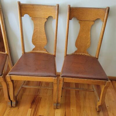 ANTIQUE ABERNATHY FURNITURE COMPANY TIGER OAK TABLE W/ 3 LEAVES & 4 CHAIRS