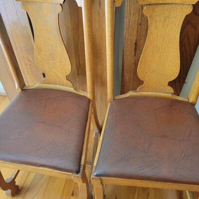 ANTIQUE ABERNATHY FURNITURE COMPANY TIGER OAK TABLE W/ 3 LEAVES & 4 CHAIRS
