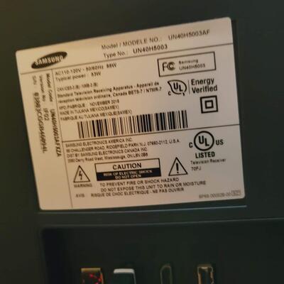40 IN SAMSUNG LED SERIES 5 FLAT SCREEN TV W/ REMOTE
