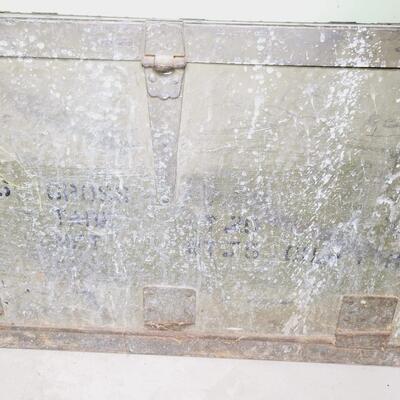 VINTAGE METAL MILITARY TRUNK