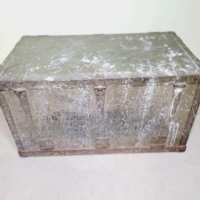 VINTAGE METAL MILITARY TRUNK