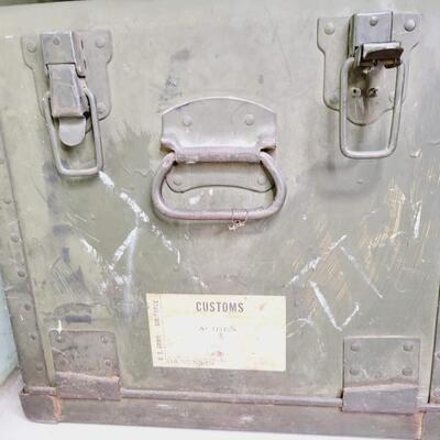 VINTAGE METAL MILITARY TRUNK