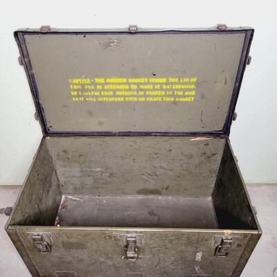 VINTAGE METAL MILITARY TRUNK