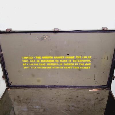 VINTAGE METAL MILITARY TRUNK