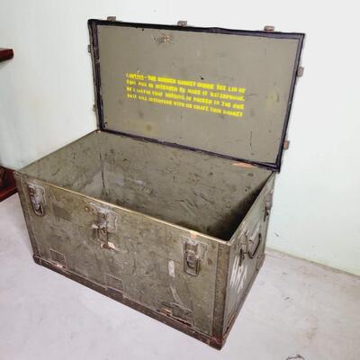 VINTAGE METAL MILITARY TRUNK
