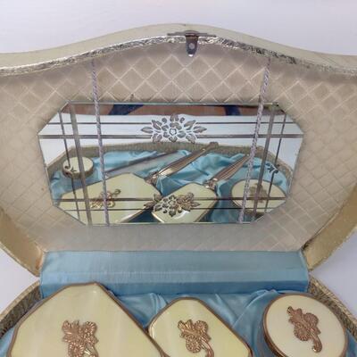 BEAUTIFUL VINTAGE DRESSER VANITY SET