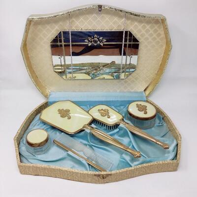 BEAUTIFUL VINTAGE DRESSER VANITY SET