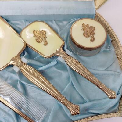BEAUTIFUL VINTAGE DRESSER VANITY SET