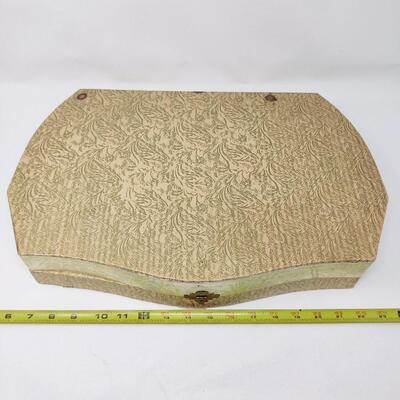 BEAUTIFUL VINTAGE DRESSER VANITY SET