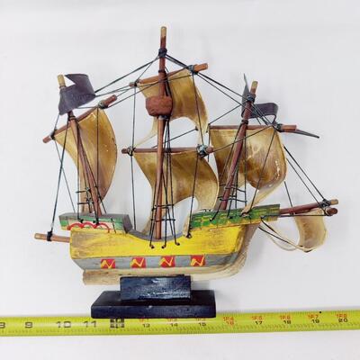 VINTAGE WOODEN MODEL SHIP NINA