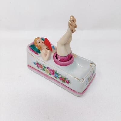 VINTAGE JAPAN BATHING BEAUTY NAUGHTY NODDER PORCELAIN ASHTRAY