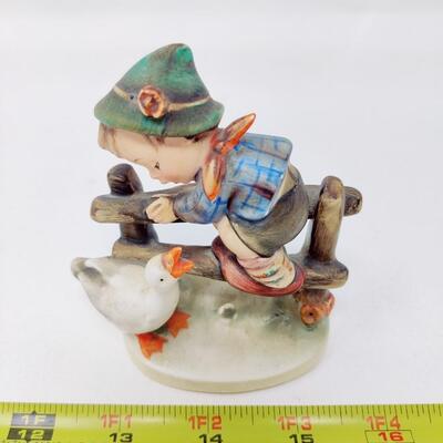 VINTAGE GOEBEL HUMMEL "BARNYARD HERO" 195 FIGURINE GERMANY