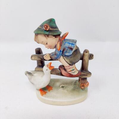 VINTAGE GOEBEL HUMMEL "BARNYARD HERO" 195 FIGURINE GERMANY