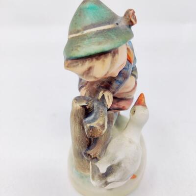 VINTAGE GOEBEL HUMMEL "BARNYARD HERO" 195 FIGURINE GERMANY