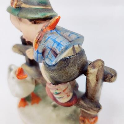 VINTAGE GOEBEL HUMMEL "BARNYARD HERO" 195 FIGURINE GERMANY