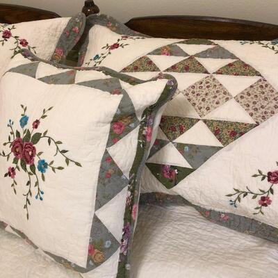 27- Queen Bedspread, pillows & shams