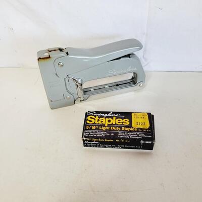 SWINGLINE STAPLE GUN & STAPLES BUNDLE
