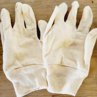 WOMENS PAIRS OF GARDENING GLOVES