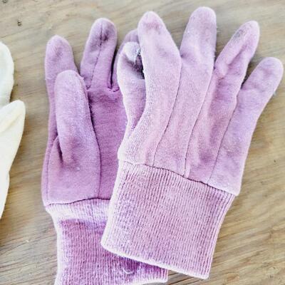 WOMENS PAIRS OF GARDENING GLOVES
