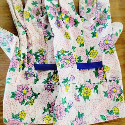 WOMENS 2 PAIRS OF COLORFUL GARDENING GLOVES