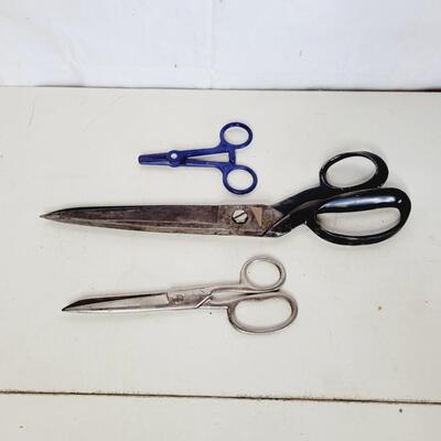 ASSORMENT OF GARAGE SCISSORS