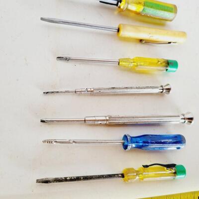 SMALL ASSORTMENT OF SCREWDRIVERS