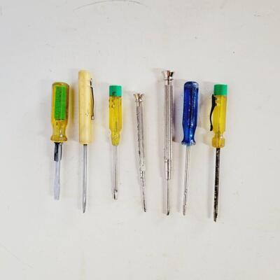 SMALL ASSORTMENT OF SCREWDRIVERS