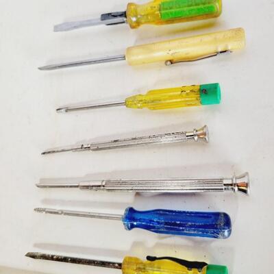 SMALL ASSORTMENT OF SCREWDRIVERS