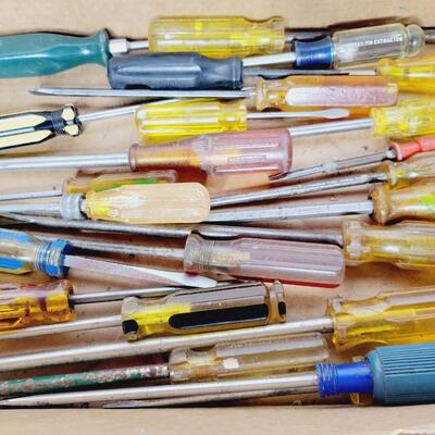 LARGE ASSORTMENT OF MULTI SIZE SCREWDRIVERS