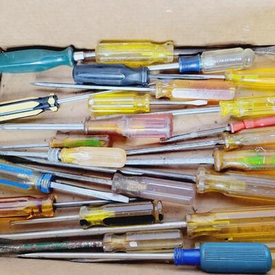 LARGE ASSORTMENT OF MULTI SIZE SCREWDRIVERS