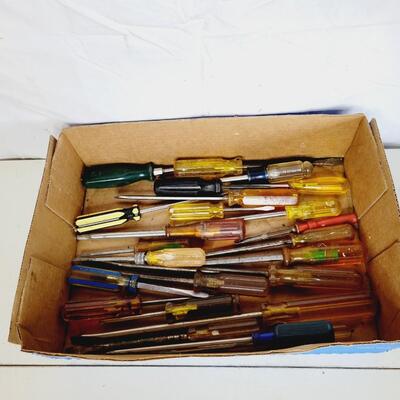 LARGE ASSORTMENT OF MULTI SIZE SCREWDRIVERS