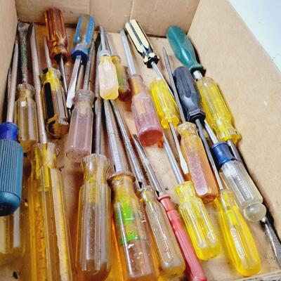 LARGE ASSORTMENT OF MULTI SIZE SCREWDRIVERS
