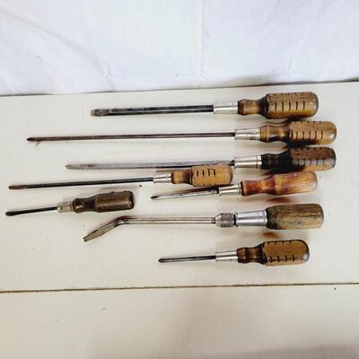 WOODEN HANDLED ASSORTMENT OF SCREWDRIVERS
