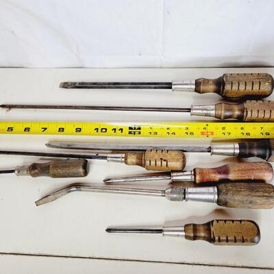WOODEN HANDLED ASSORTMENT OF SCREWDRIVERS